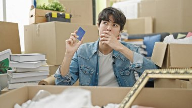 Genç İspanyol adamın elinde yeni evinde şüpheli bir ifade var.