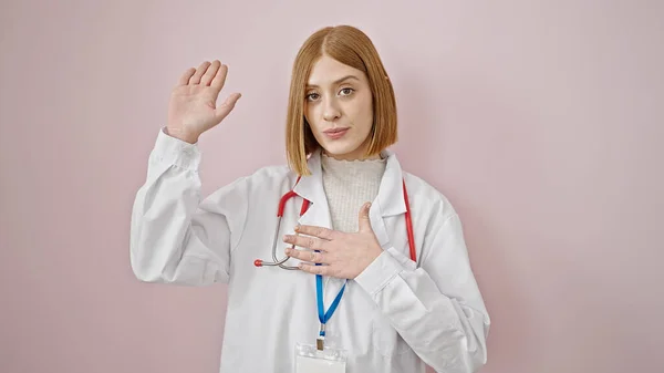 Młoda Blondynka Lekarz Złożenie Przysięgi Ręki Klatce Piersiowej Odizolowanym Różowym — Zdjęcie stockowe