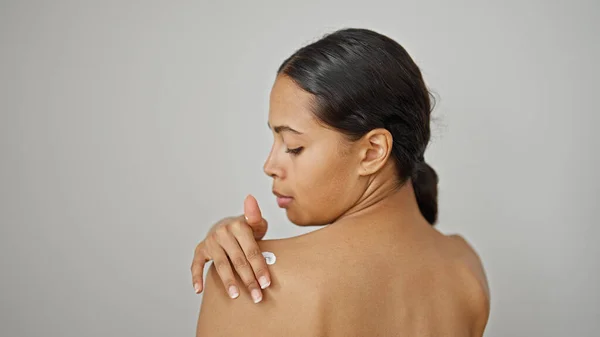 Afroamerikanerin Trägt Lotion Hautbehandlung Auf Dem Rücken Über Isolierten Weißen — Stockfoto