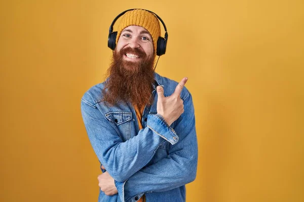 Homme Caucasien Longue Barbe Écoutant Musique Aide Écouteurs Avec Grand — Photo