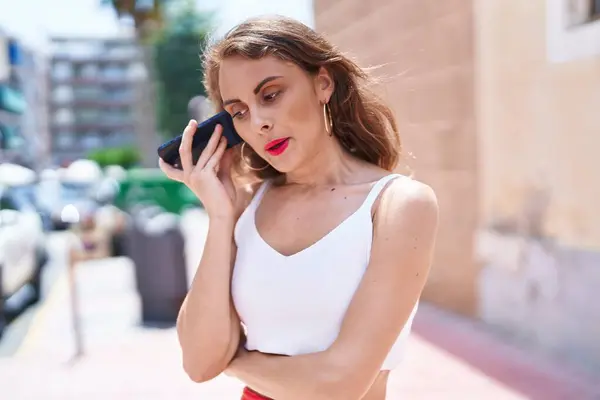 Jovem Bela Mulher Hispânica Ouvindo Mensagem Áudio Pelo Smartphone Rua — Fotografia de Stock