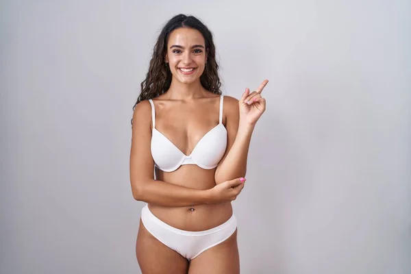 Ung Latinamerikansk Kvinna Klädd Vita Underkläder Med Ett Stort Leende — Stockfoto