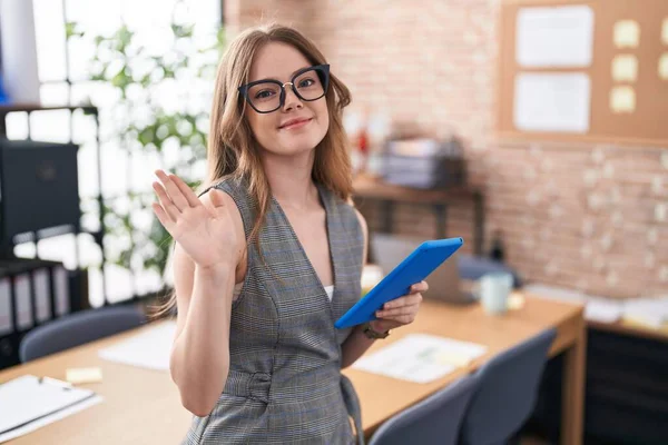 Ofiste Çalışan Gözlüklü Mutlu Güler Yüzlü Dostça Bir Jest Yapan — Stok fotoğraf