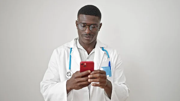 Африканский Врач Американец Использует Смартфон Изолированном Белом Фоне — стоковое фото