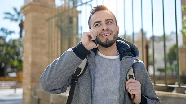 Hombre Hispano Hablando Por Teléfono Calle — Foto de Stock