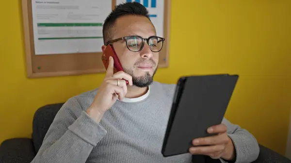 Trabajador Negocios Hispano Usando Touchpad Hablando Por Teléfono Oficina —  Fotos de Stock