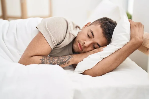 Afro Amerikalı Bir Adam Yatakta Uzanıyor Yatak Odasında Uyuyor — Stok fotoğraf