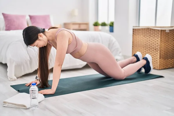 Chinese Woman Training Abs Exercise Bedroom — Fotografia de Stock