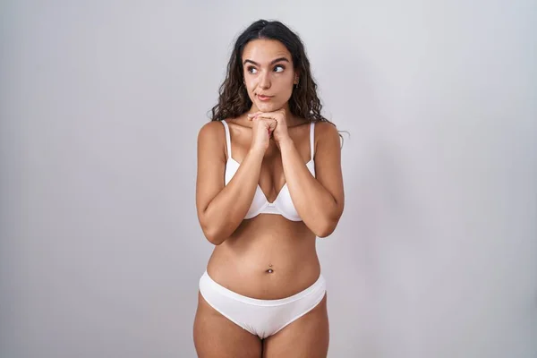 Ung Latinamerikansk Kvinna Klädd Vita Underkläder Skrattar Nervös Och Upphetsad — Stockfoto