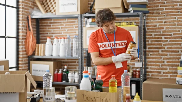 Genç Spanyol Gönüllü Hayır Kurumuna Bağış Yapmak Için Yiyecek Kutusunu — Stok fotoğraf