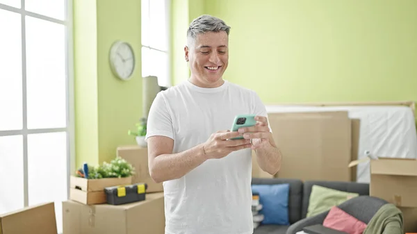 Jovem Caucasiano Homem Usando Smartphone Nova Casa — Fotografia de Stock