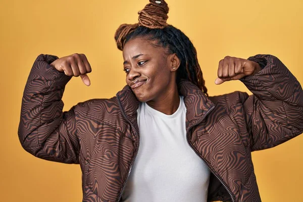 African Woman Braided Hair Standing Yellow Background Showing Arms Muscles — Stock Photo, Image