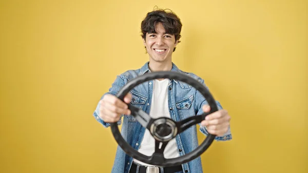 Joven Hombre Hispano Sonriendo Confiado Usando Volante Como Conductor Sobre — Foto de Stock