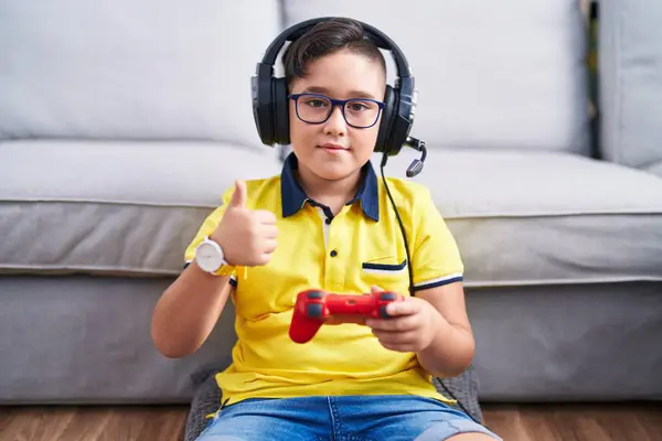 Joven Niño Hispano Jugando Videojuegos Sosteniendo Controlador Usando Auriculares Haciendo — Foto de Stock