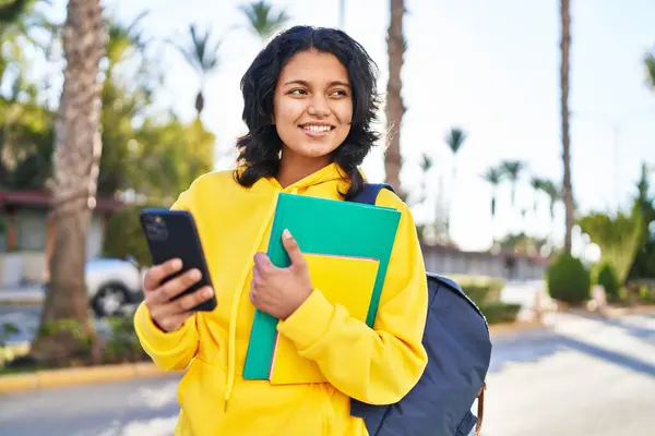 Sokakta Akıllı Telefon Kullanan Genç Latin Kız Öğrenci — Stok fotoğraf