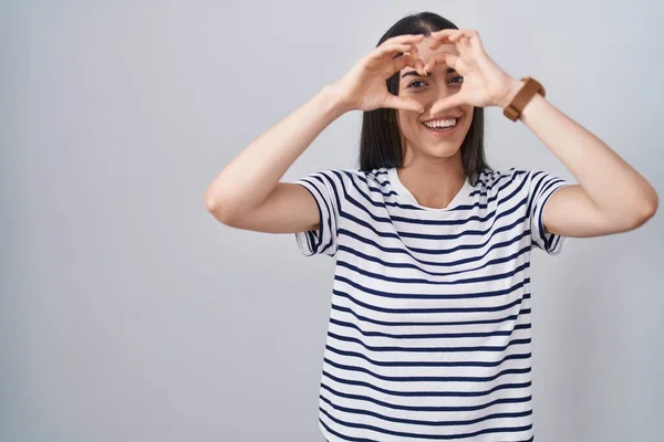 Junge Brünette Frau Trägt Gestreiftes Shirt Mit Herzform Und Lächelnden — Stockfoto