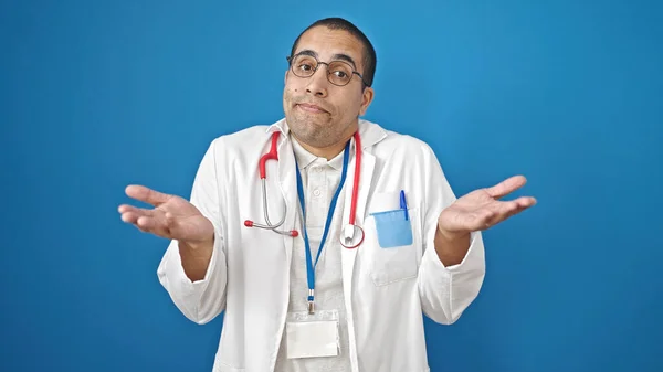 Young Hispanic Man Doctor Standing Clueless Isolated Blue Background — Stock Photo, Image