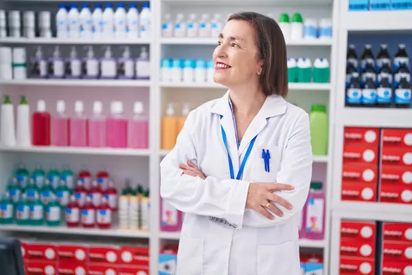 Middle Age Woman Pharmacist Smiling Confident Standing Arms Crossed Gesture — Fotografia de Stock