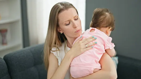 Moeder Dochter Proberen Slapen Baby Zittend Bank Thuis — Stockfoto