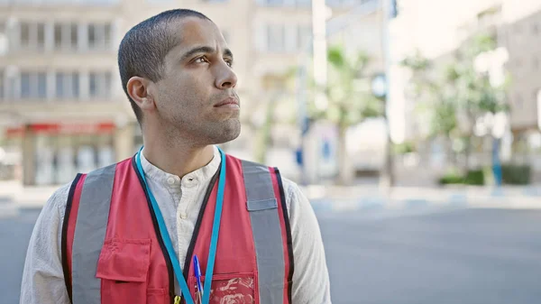 Молодой Латиноамериканец Доброволец Жилете Выглядит Серьезным Улице — стоковое фото