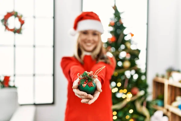 Young Caucasian Woman Smiling Confident Holding Christmas Ball Ornament Home — Φωτογραφία Αρχείου