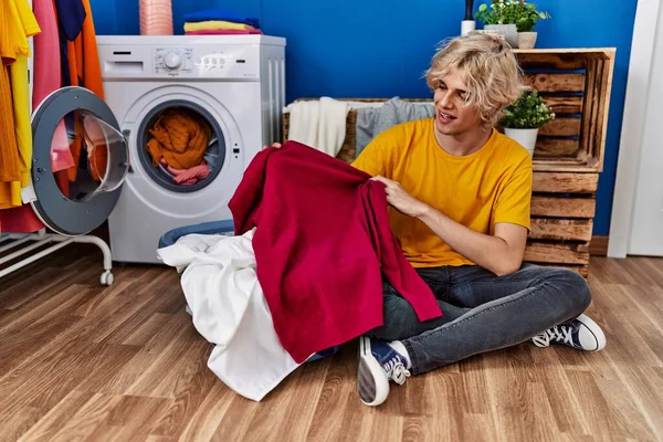 Genç Sarışın Gülümseyen Çamaşırhanede Çamaşırları Yıkayan Kendinden Emin Bir Adam — Stok fotoğraf