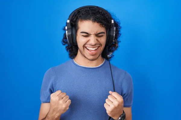 Ισπανόφωνος Άνθρωπος Σγουρά Μαλλιά Ακούγοντας Μουσική Χρησιμοποιώντας Ακουστικά Πολύ Χαρούμενος — Φωτογραφία Αρχείου