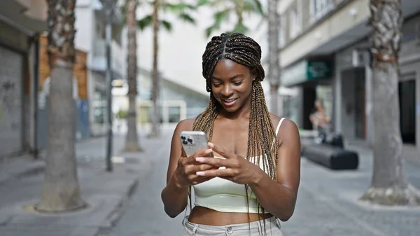 Mujer Afroamericana Usando Smartphone Sonriendo Calle — Foto de Stock