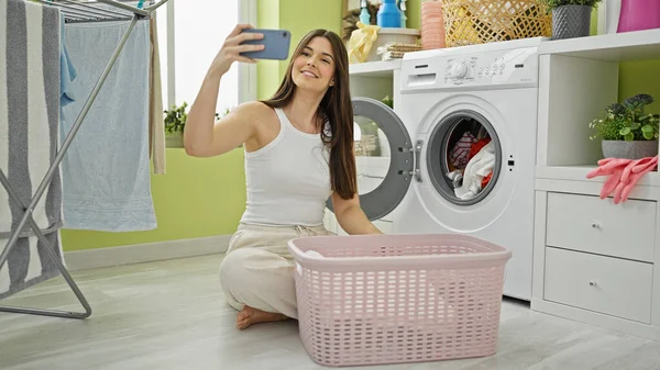 Jovem Bela Mulher Hispânica Lavando Roupas Fazer Selfie Por Smartphone — Fotografia de Stock