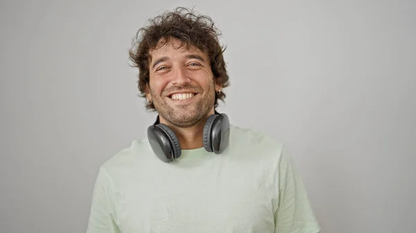 Joven Hombre Hispano Sonriendo Confiado Usando Auriculares Sobre Fondo Blanco —  Fotos de Stock