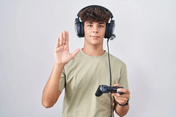 Hispanischer Teenager Der Videospiel Spielt Und Controller Hält Verzichtet Auf — Stockfoto