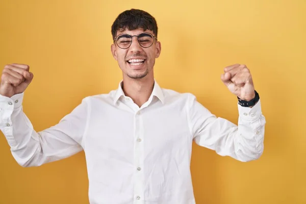 Young Hispanic Man Standing Yellow Background Celebrating Surprised Amazed Success — Foto de Stock