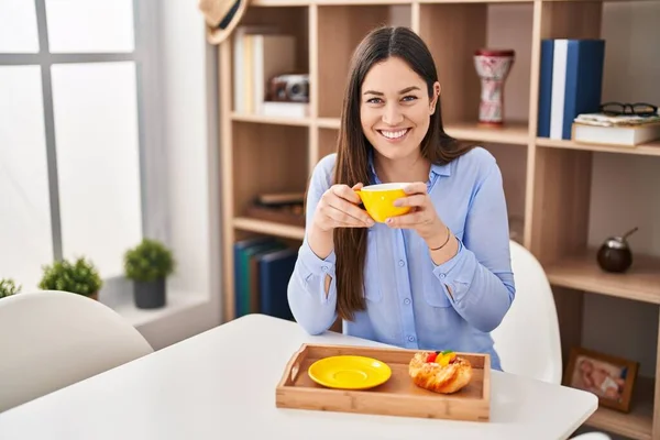 Jovem Mulher Tomando Café Manhã Sentado Mesa Casa — Fotografia de Stock