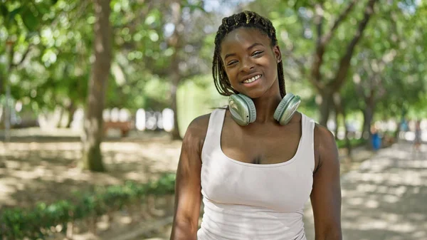 Afro Amerikaanse Vrouw Met Een Koptelefoon Het Park — Stockfoto