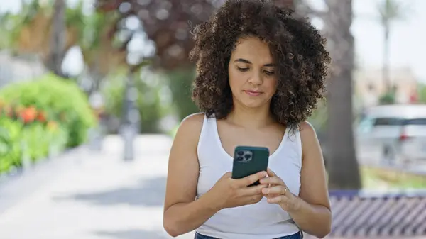 Jovem Bela Mulher Hispânica Usando Smartphone Com Expressão Séria Parque — Fotografia de Stock