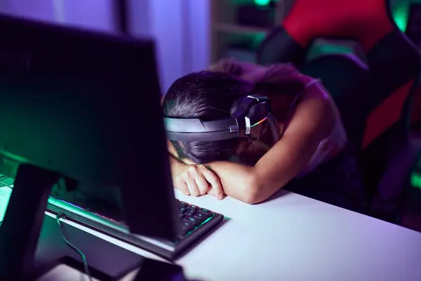 Genç Spanyol Kadın Oyuncu Oyun Odasında Bilgisayar Kullanarak Strese Girdi — Stok fotoğraf