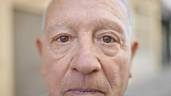 Yaşlı Kır Saçlı Adam Sokakta Rahat Bir Ifadeyle Dikiliyor — Stok fotoğraf