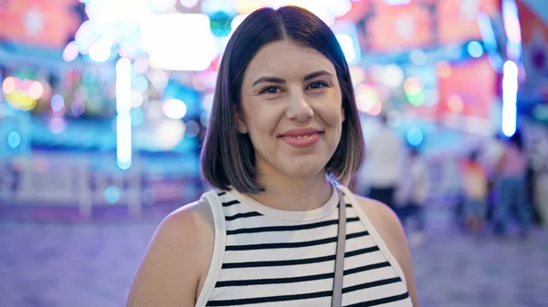 Junge Schöne Hispanische Frau Lächelt Selbstbewusst Wiener Prater — Stockfoto