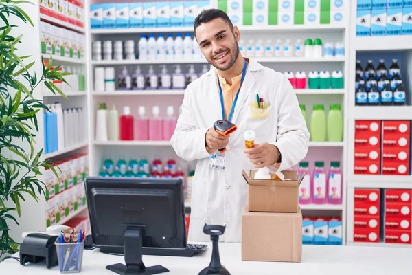 Fiatal Spanyol Férfi Gyógyszerész Szkennelés Tabletták Palack Gyógyszertár — Stock Fotó