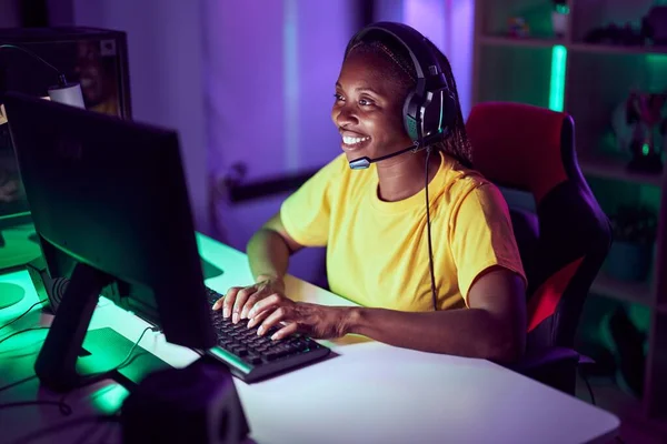 Африканская Американка Стример Играющая Видеоигры Помощью Компьютера Игровой Комнате — стоковое фото