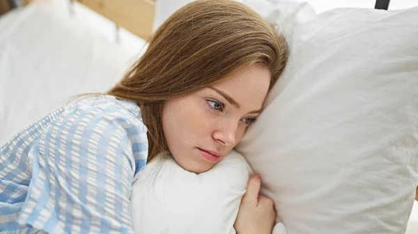 Yatak Odasında Ciddi Bir Yüzle Yatakta Yatan Genç Sarışın Kadın — Stok fotoğraf