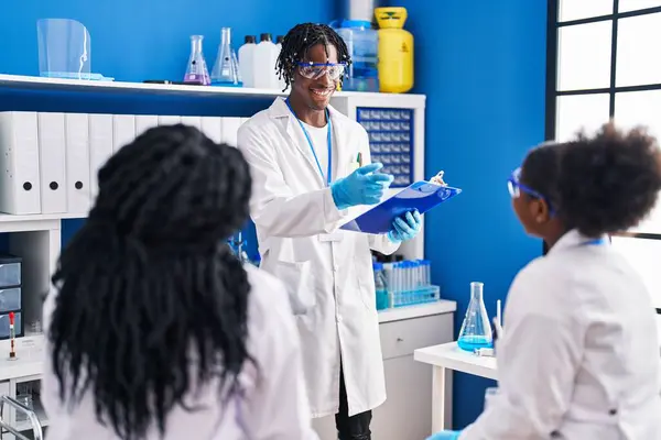 African American Friends Scientists Explaining Experiment Laboratory — Stockfoto