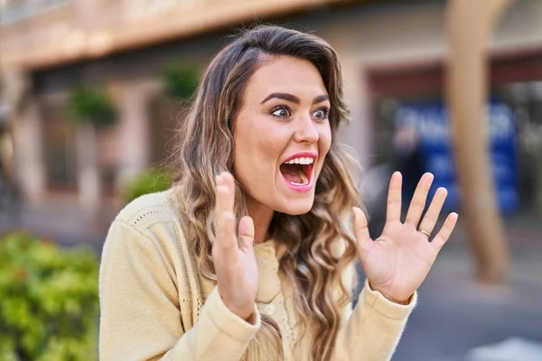 Young Woman Standing Surprise Expression Street — Stock Photo, Image