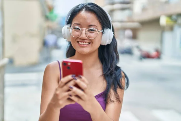 Young Chinese Woman Listening Music Street — Stock Photo, Image