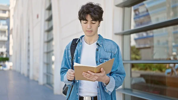 Junger Hispanischer Student Liest Buch Stehen Der Universität — Stockfoto