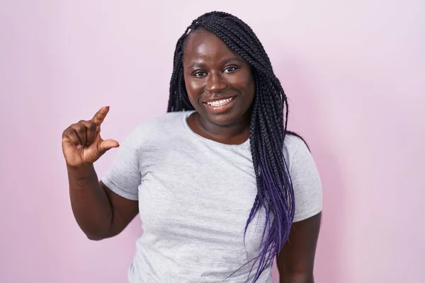 Junge Afrikanerin Vor Rosa Hintergrund Lächelnd Und Selbstbewusst Gestikulierend Mit — Stockfoto