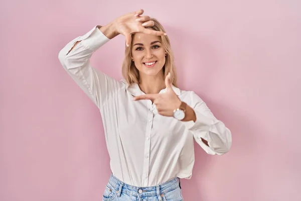 Mujer Caucásica Joven Con Camisa Blanca Casual Sobre Fondo Rosa — Foto de Stock
