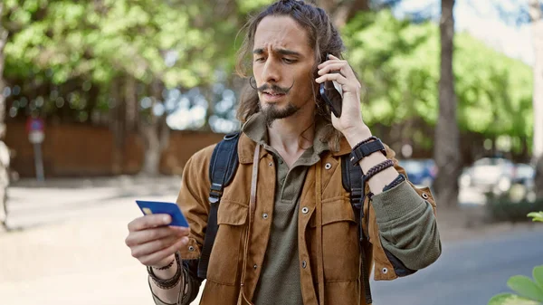 Genç Spanyol Turist Parkta Elinde Kredi Kartıyla Akıllı Telefondan Konuşuyor — Stok fotoğraf