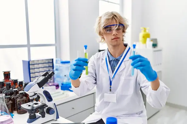 Mladý Blond Muž Vědec Drží Zkumavky Laboratoři — Stock fotografie