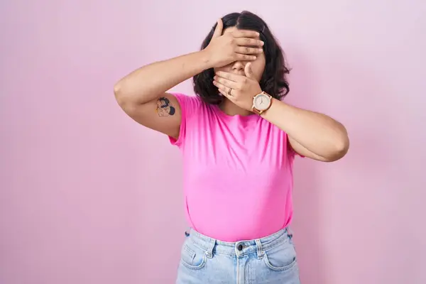Young Hispanic Woman Standing Pink Background Covering Eyes Mouth Hands — Photo